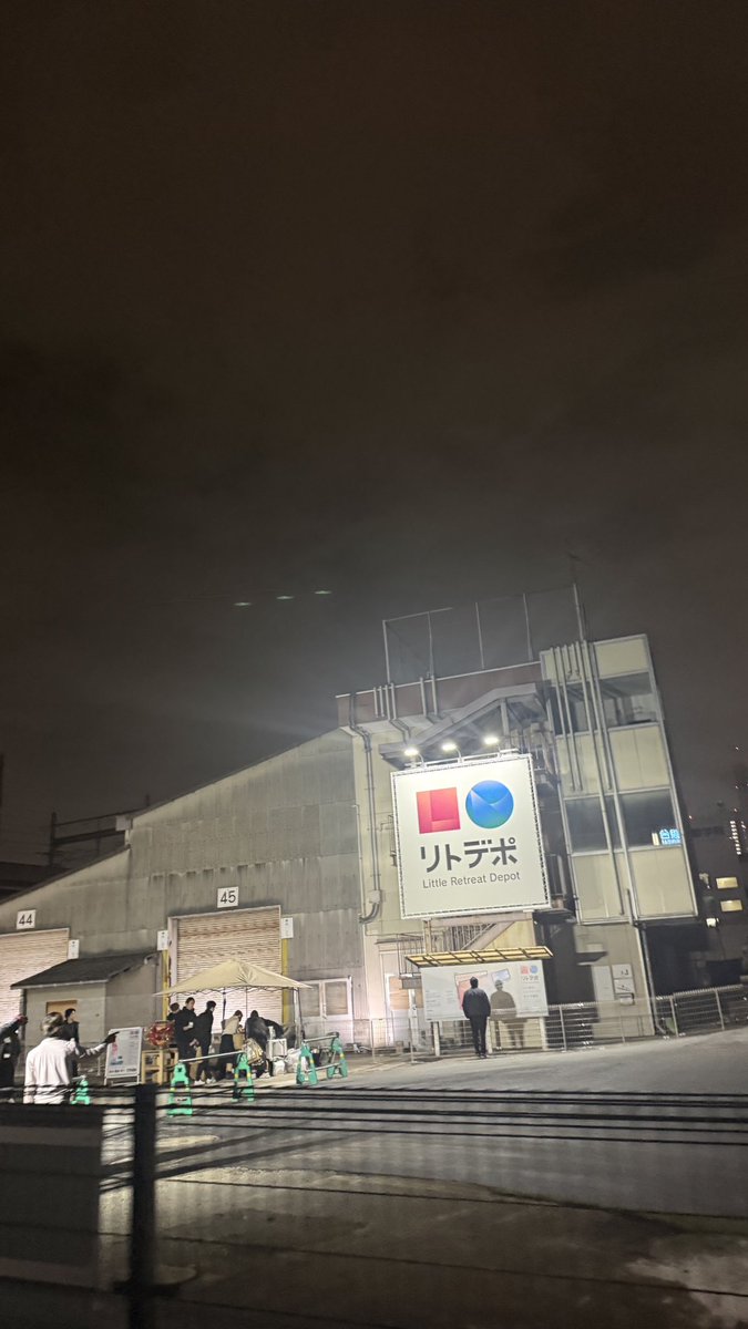 tetsasaki's tweet photo. 大宮駅に今週オープンする複合型アウトドア施設「リトデポ」。
個性豊かな6種のサウナを堪能できるのも電車が動いているのを眺めながら水風呂やお風呂に入れるのも新感覚。 https://t.co/NDKEJCYI40