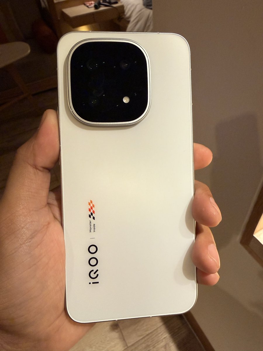 MrTechnical_in's tweet photo. I Used iQOO 15 for 15 Days | My Review 

* Best display  2k M14 LTPO Display 
* 50 MP Triple Camera Setup (Portrait 🔥)
* OriginOS 6 (feels more smooth &amp; practical)
* 5+7 years of updates
* Wireless charging
* SD 8 Elite Gen 5
All Rounder flagship with competitive price 64,999 https://t.co/4lHHzUOa24