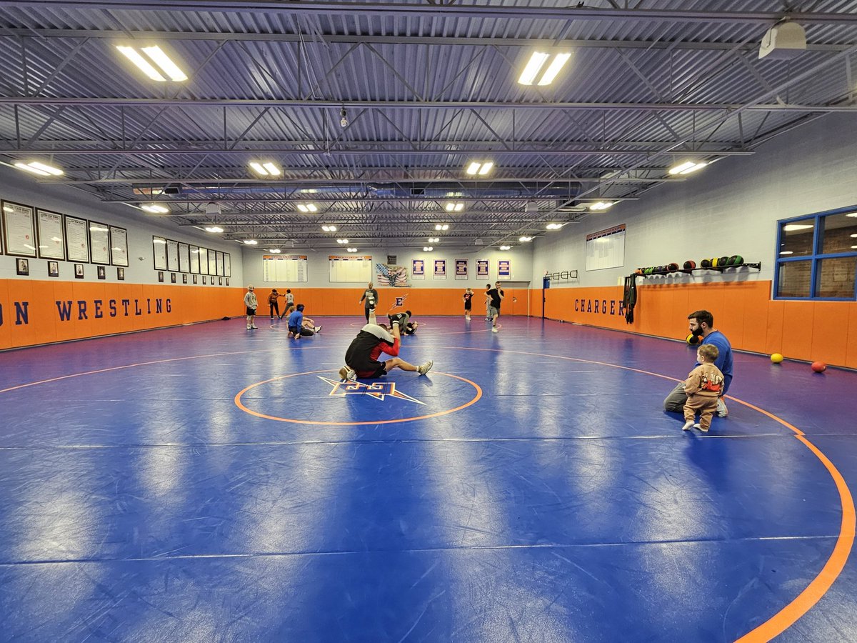 WrestleEdison's tweet image. A good group of kids putting in extra work on Thanksgiving morning!