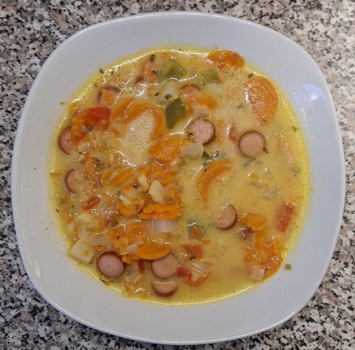 Kaltes, trübes Wetter schreit förmlich nach einer bunten, fröhlichstimmenden Suppe    🫑🥕🧅🧄
Möhren, Paprika, Kohlrabi, Ingwer, Fenchel, Zwiebel, Bockwürstchen; Kurkuma, Salz, Pfeffer, Knoblauchpulver, Kümmel, Brühe, etwas Kräuterschmelzkäse, anpürieren, genießen 😍😋