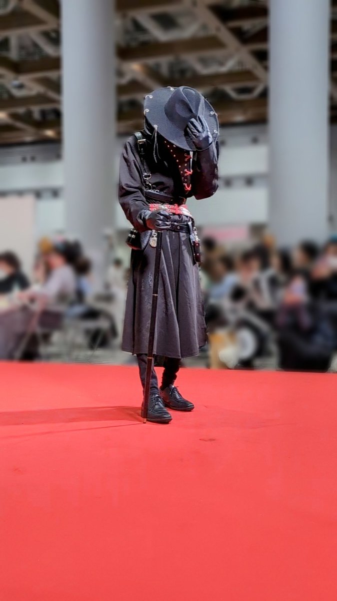 Morimiya_4696's tweet image. #デザフェス62 #ワンコインランウェイ
２日目／ 奇想 さん

ペスマスランウェイ９番手は、仮面やアクセサリーを作る闇商人の奇想さん

黒を基調とした衣装と、帽子についた羽根のアクセサリーが素敵な方
今回のペスマスランウェイでは、彼が制作したマスクのペストマスカーが複数参加していましたね