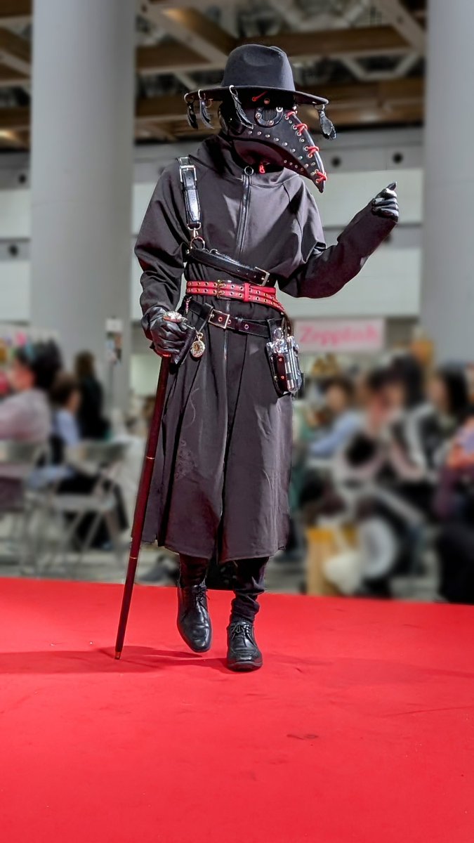 Morimiya_4696's tweet image. #デザフェス62 #ワンコインランウェイ
２日目／ 奇想 さん

ペスマスランウェイ９番手は、仮面やアクセサリーを作る闇商人の奇想さん

黒を基調とした衣装と、帽子についた羽根のアクセサリーが素敵な方
今回のペスマスランウェイでは、彼が制作したマスクのペストマスカーが複数参加していましたね