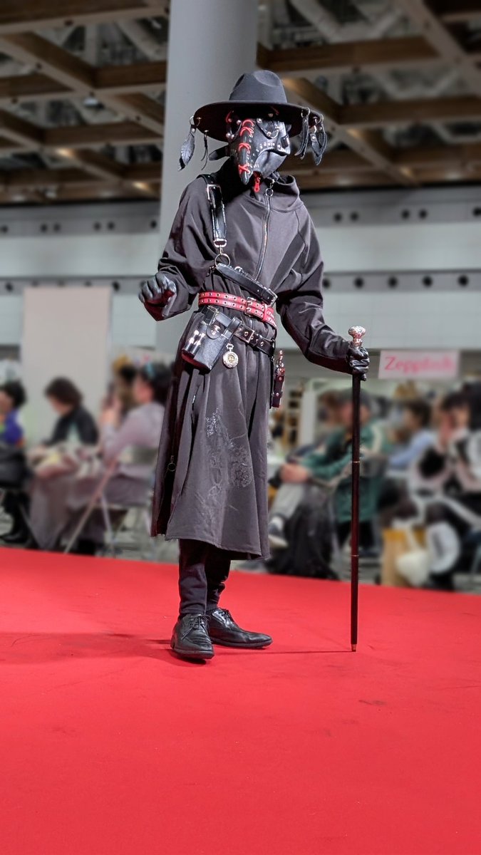 Morimiya_4696's tweet image. #デザフェス62 #ワンコインランウェイ
２日目／ 奇想 さん

ペスマスランウェイ９番手は、仮面やアクセサリーを作る闇商人の奇想さん

黒を基調とした衣装と、帽子についた羽根のアクセサリーが素敵な方
今回のペスマスランウェイでは、彼が制作したマスクのペストマスカーが複数参加していましたね