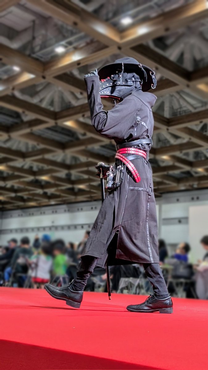 Morimiya_4696's tweet image. #デザフェス62 #ワンコインランウェイ
２日目／ 奇想 さん

ペスマスランウェイ９番手は、仮面やアクセサリーを作る闇商人の奇想さん

黒を基調とした衣装と、帽子についた羽根のアクセサリーが素敵な方
今回のペスマスランウェイでは、彼が制作したマスクのペストマスカーが複数参加していましたね