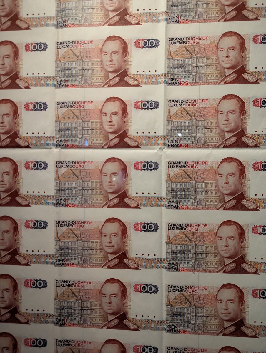 לוקסמבורג ממש מוזרים, הם הנפיקו שטרות לכבוד הבחור הכי דוש במדינה?!