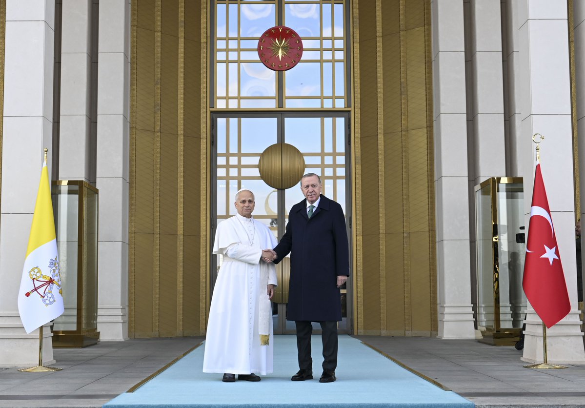 RTErdogan's tweet image. Katolik dünyasının ruhani lideri, Vatikan Devlet Başkanı Saygıdeğer Papa 14’üncü Leo’yu ülkemizde misafir etmekten büyük memnuniyet duydum. 🇹🇷🇻🇦

Kendilerinin göreve başladıktan sonra ilk yurt dışı seyahatini Türkiye’ye gerçekleştirmesini her bakımdan çok anlamlı buluyorum.…