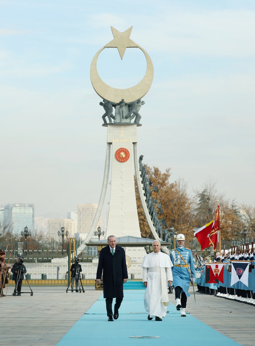 RTErdogan's tweet image. Katolik dünyasının ruhani lideri, Vatikan Devlet Başkanı Saygıdeğer Papa 14’üncü Leo’yu ülkemizde misafir etmekten büyük memnuniyet duydum. 🇹🇷🇻🇦

Kendilerinin göreve başladıktan sonra ilk yurt dışı seyahatini Türkiye’ye gerçekleştirmesini her bakımdan çok anlamlı buluyorum.…