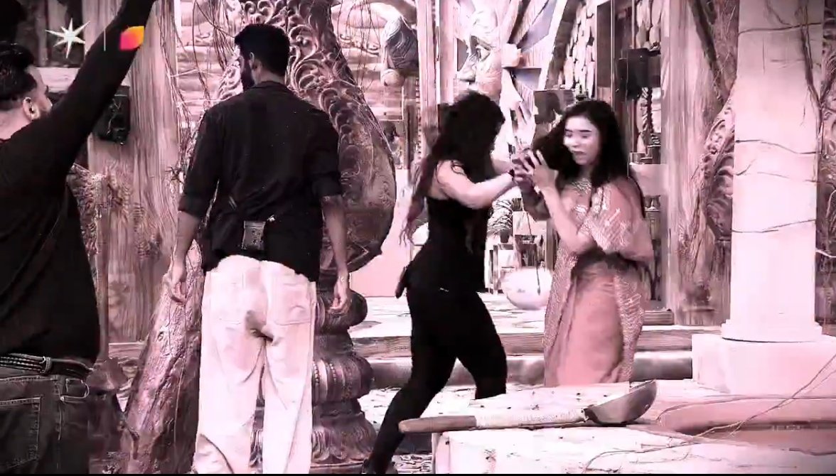 techindia251995's tweet photo. Look at the behaviour of Mota hati she should evict immediately
Can I get 100 like rt to See Tanya Mittal lift the trophy
KICK ASHNOOR OUT BB19
#AshnoorKuar #kickout #BB19 #BigBoss19 #KickASHNOOROUT https://t.co/o4rHOENjK8