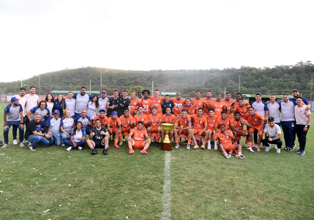 🏆O #tbt hoje não poderia ser outro.

A foto oficial do time campeão da Segundona do Campeonato Mineiro 2025.

🟠🐉🔵 Avante, Coimbra FC Porto! 

📸 <a href="/henriquechendes/">Henrique Chendes</a>