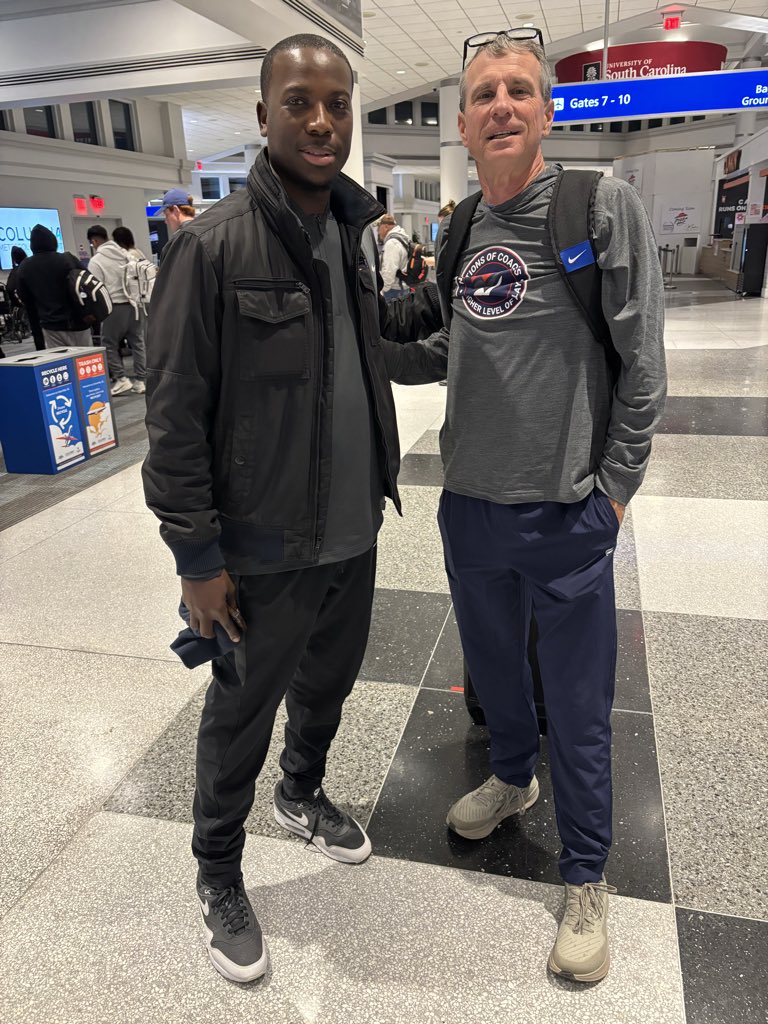 CoachWells1911's tweet photo. While sitting in the airport last night waiting on a delayed flight, @LHS_WILDCATS Hall of Fame @CoachBHarris walked in. Unbeknownst to me, we were actually on the same 10:30pm flight out of Columbia. We talked for a good while, and he shared some great stories. Thanks, Coach! https://t.co/Q58u6arxRc
