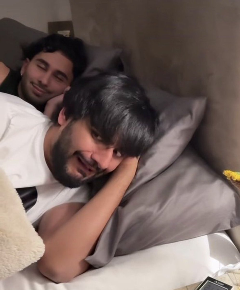 fukra hai tabhi toh thukra hai 🤣🤣
#ElvishYadav #Abhishekmalhan 
#ElvishArmy