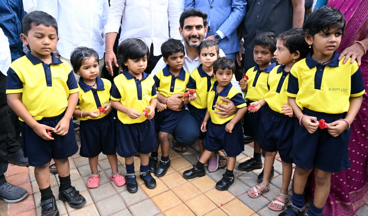 JaiTDP's tweet image. మంగళగిరి బైపాస్ లోని కొండపనేని టౌన్ షిప్ వద్ద రూ.1.23 కోట్ల వ్యయంతో 0.65 ఎకరాల్లో ప్రభుత్వం నూతనంగా అభివృద్ధి చేసిన కొండపనేని టౌన్ షిప్ పార్క్ ను విద్య, ఐటీ శాఖల మంత్రి నారా లోకేష్ లాంఛనంగా ప్రారంభించారు. ఈ పార్క్ లో  ప్లాజా, వాకింగ్ ట్రాక్, ఇంటర్నల్ పాత్ వేస్, స్టేజ్, యోగా డెక్,…