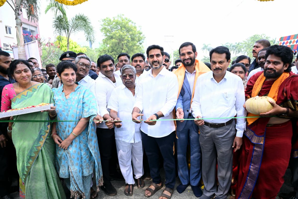 JaiTDP's tweet image. మంగళగిరి బైపాస్ లోని కొండపనేని టౌన్ షిప్ వద్ద రూ.1.23 కోట్ల వ్యయంతో 0.65 ఎకరాల్లో ప్రభుత్వం నూతనంగా అభివృద్ధి చేసిన కొండపనేని టౌన్ షిప్ పార్క్ ను విద్య, ఐటీ శాఖల మంత్రి నారా లోకేష్ లాంఛనంగా ప్రారంభించారు. ఈ పార్క్ లో  ప్లాజా, వాకింగ్ ట్రాక్, ఇంటర్నల్ పాత్ వేస్, స్టేజ్, యోగా డెక్,…