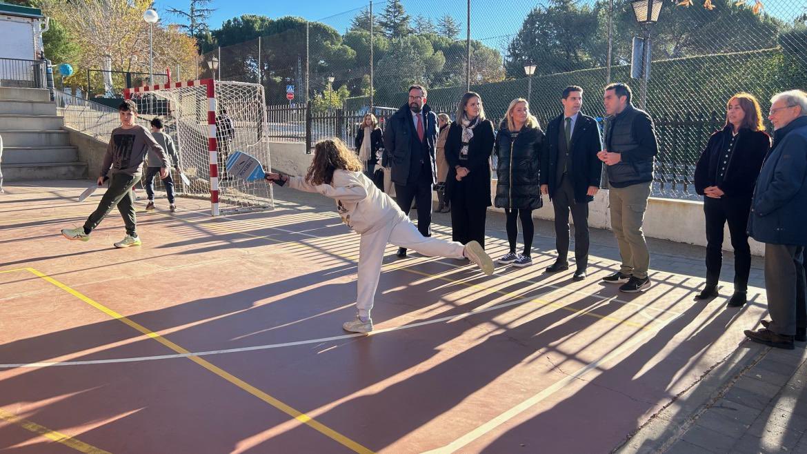 El CEIP Nuestra Señora de Lourdes (Torrelodones) es uno de los 25 colegios públicos de la región que participan en el programa de tenis-picklball impulsado a través del convenio entre la <a href="/ComunidadMadrid/">Comunidad de Madrid</a> y la <a href="/fedetenismadrid/">Federación de Tenis de Madrid</a>