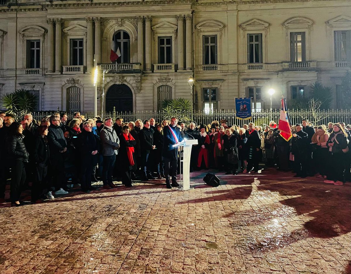 Une nouvelle place des Martyrs de la Résistance illuminée par les lumières des fontaines et des jets d'eau. ⛲
Merci aux élèves de la classe CHAM d'avoir chanté pour ce belle événement. 
Montpellier s'illumine par les illuminations de Noël et ses nouveaux espaces publics. ✨