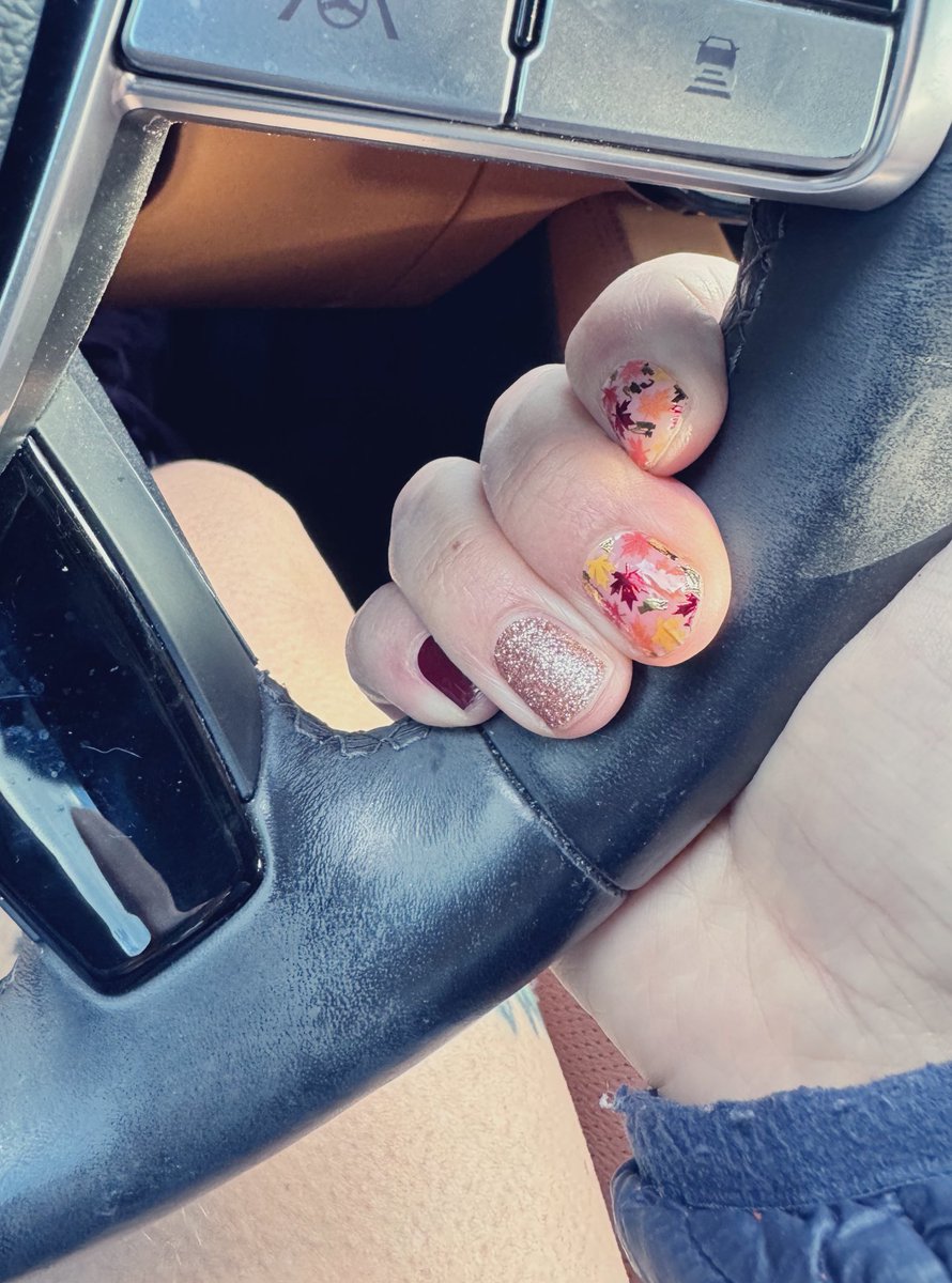 RoxanaCodes's tweet image. Happy turkey day! I’m ready to eat all the things! 
#fitdevs