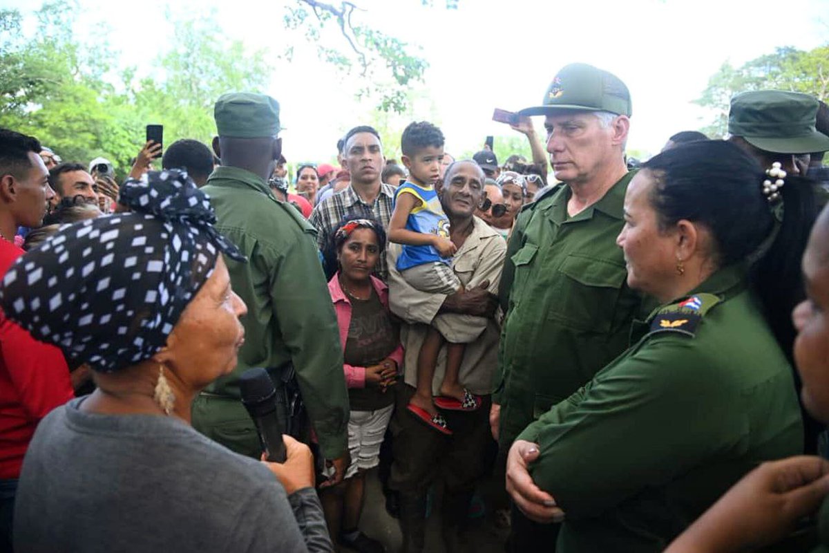CanalCaribeCuba's tweet image. 🇨🇺|El presidente del Consejo de Defensa Nacional, @DiazCanelB, llegó en horas de la tarde de este miércoles a Granma, donde recorrió comunidades afectadas por el huracán Melissa en el municipio Río Cauto.

Más detalles👇
youtube.com/watch?v=ljW2sA…

📷Tomada de Presidencia Cuba