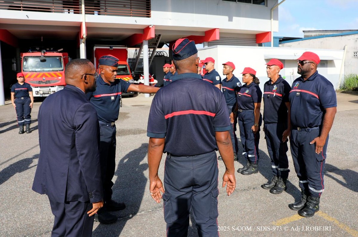 Sdis973's tweet image. Hommage au Caporal-chef Samuel SOPHIE.
25/11/2025 le corps départemental s’est uni pour une minute de silence. Sapeurs-pompiers, forces de sécurité, élus et habitants de Kourou étaient rassemblés autour du Directeur pour se recueillir. Une pensée profonde pour sa famille .