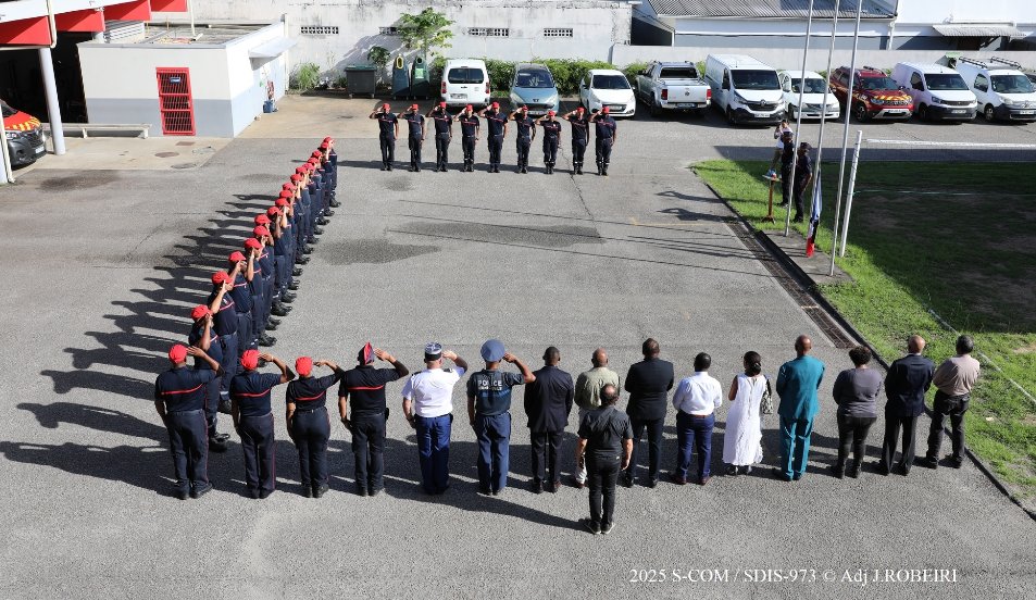 Sdis973's tweet image. Hommage au Caporal-chef Samuel SOPHIE.
25/11/2025 le corps départemental s’est uni pour une minute de silence. Sapeurs-pompiers, forces de sécurité, élus et habitants de Kourou étaient rassemblés autour du Directeur pour se recueillir. Une pensée profonde pour sa famille .