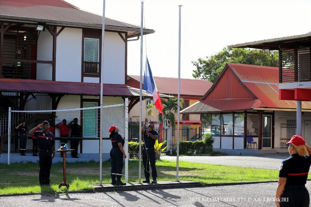 Sdis973's tweet image. Hommage au Caporal-chef Samuel SOPHIE.
25/11/2025 le corps départemental s’est uni pour une minute de silence. Sapeurs-pompiers, forces de sécurité, élus et habitants de Kourou étaient rassemblés autour du Directeur pour se recueillir. Une pensée profonde pour sa famille .