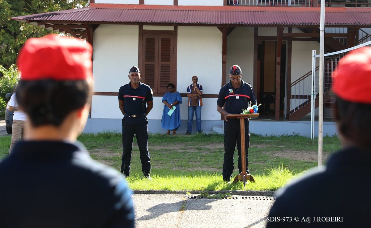 Sdis973's tweet image. Hommage au Caporal-chef Samuel SOPHIE.
25/11/2025 le corps départemental s’est uni pour une minute de silence. Sapeurs-pompiers, forces de sécurité, élus et habitants de Kourou étaient rassemblés autour du Directeur pour se recueillir. Une pensée profonde pour sa famille .