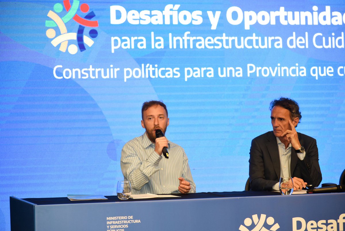 Abrimos el encuentro de #InfraestructuraDelCuidado en <a href="/UNLZoficial/">Universidad Nacional de Lomas de Zamora</a>, un espacio de debate e intercambio de experiencias para pensar nuevas prácticas y políticas que construyan una provincia más justa.

La Argentina funciona mejor si tiene Obra Pública, si tiene Centros de