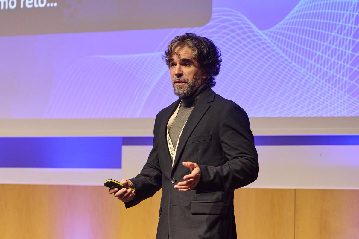 plainconcepts's tweet image. En la sesión “Data Space &amp;amp; AI” en el #STechDay2025bcn, Vidal Martínez y Raúl López explicaron qué son los data spaces y cómo la #IA potencia su valor. 

¡Seguimos con la séptima edición del evento! 🤲🏼

@TelefonicaTech