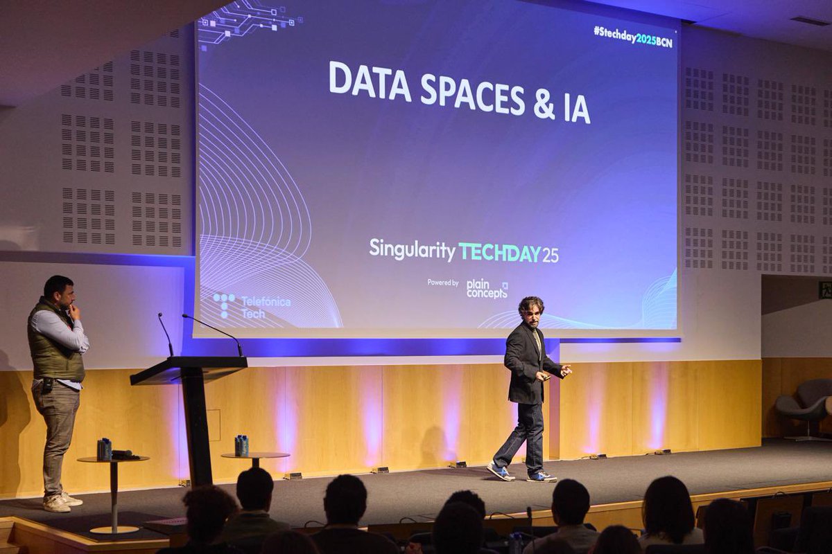 plainconcepts's tweet image. En la sesión “Data Space &amp;amp; AI” en el #STechDay2025bcn, Vidal Martínez y Raúl López explicaron qué son los data spaces y cómo la #IA potencia su valor. 

¡Seguimos con la séptima edición del evento! 🤲🏼

@TelefonicaTech