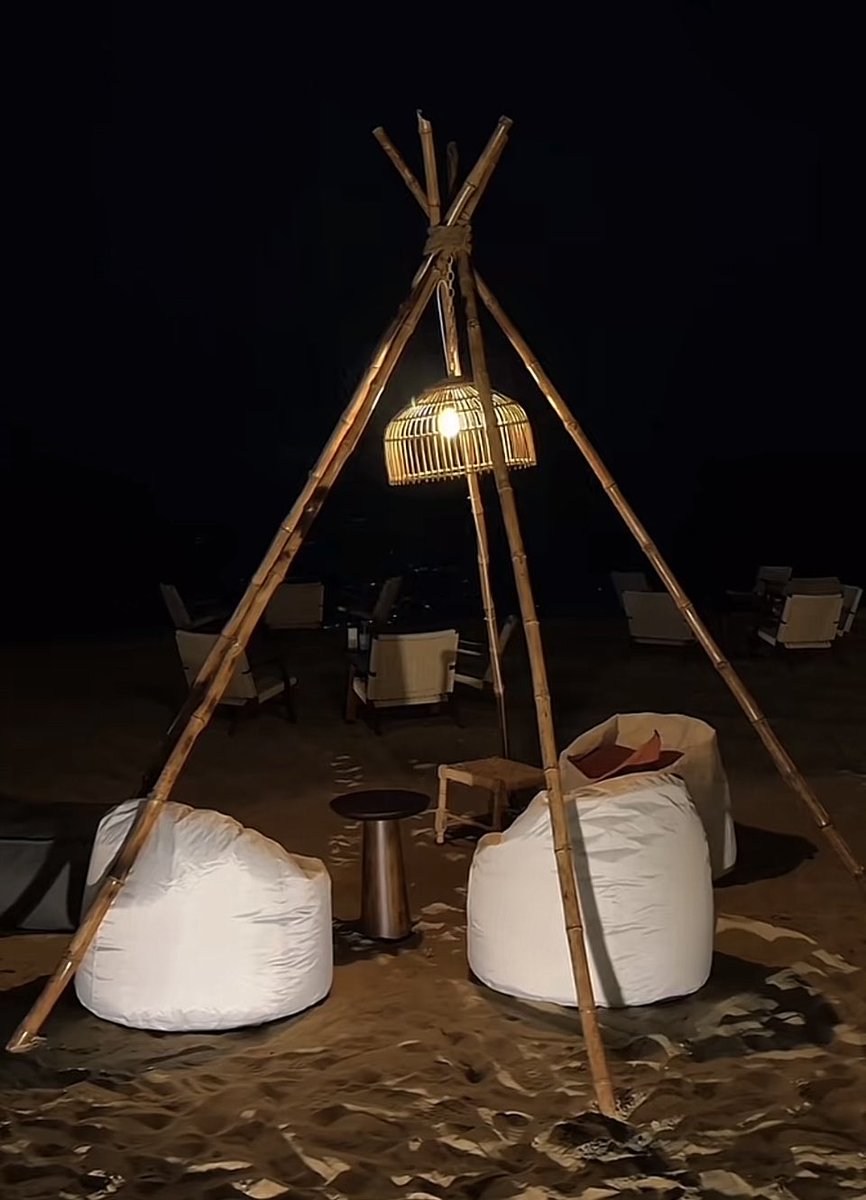 على باب الوله ياللي غلاكم فالضمير يسوج 
مثل سوج الخلاوي من ديارٍ تنقض جروحه 

هموم الوقت فوج وهم حبي لك يساوي فوج 
تمركز في الضمير الحي له جيَّه  وله روحه 

الى شفتك اقول اني ملكت من الغناة بروج 
والى من غبت كني من غدآ حقه ومصلوحه🖐🏻