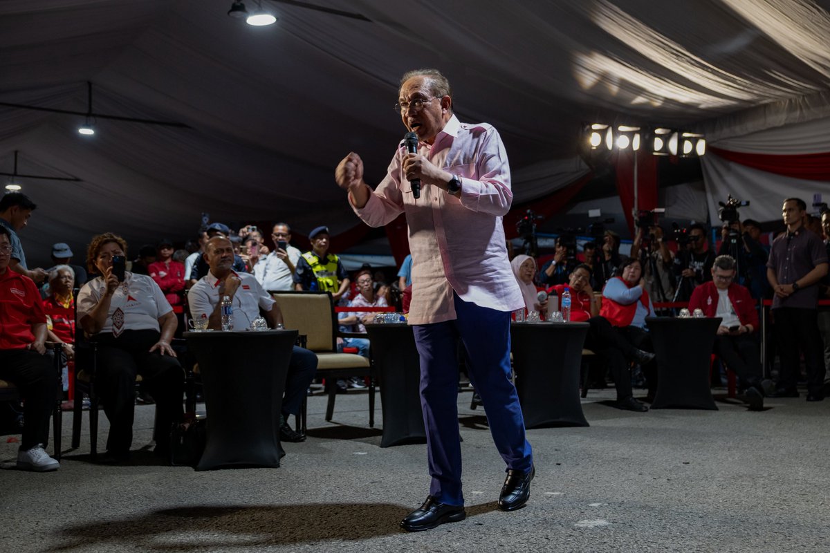 Mengakhiri urusan di Sabah hari ini, saya berkesempatan menghadiri rapat umum bersama calon-calon Pakatan Harapan di Likas.

Saya tegaskan bahawa Sabah berhak menikmati pembangunan yang adil dan saksama, dan di bawah Kerajaan MADANI, komitmen itu bukan lagi retorik sebaliknya