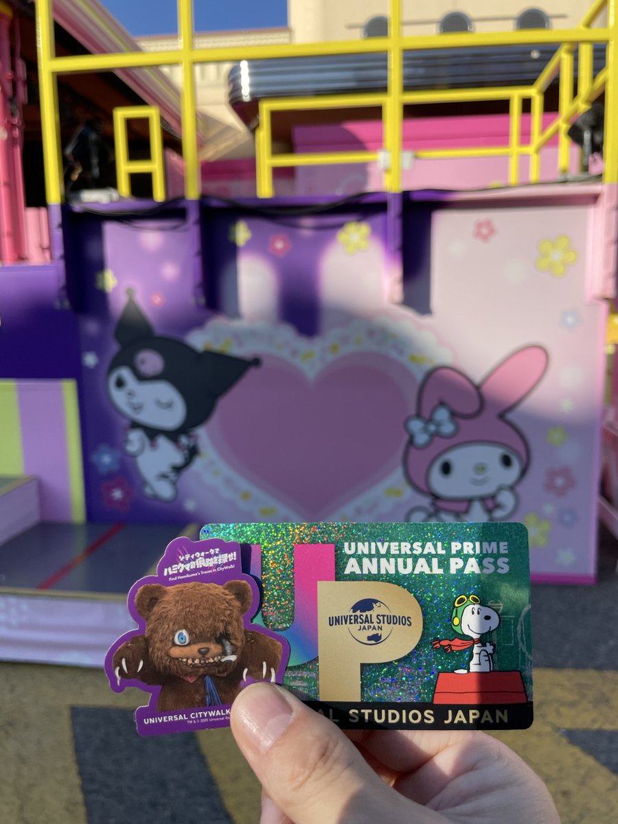 USJの年パスを持っているので、近くに行った時は一瞬でも立ち寄る。
いつもの目的は、シティウォークのステッカーと月1配布しているステッカーをゲットするタメだ。
USJの運営、初期は夕方５時に閉園してたな。ホンマ、やる気無かったがインバウンドが来るようになり復活した。
今では超満員だ！