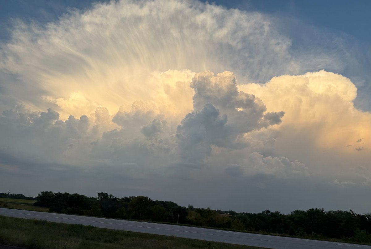 execdevassoc's tweet image. Happy Thanksgiving!   Today I am thankful for the things money cannot buy: faith, health, family, friends, sunny days, beautiful sunsets, magic moments, great teammates who are loyal and work with excellence, &amp;amp; great customers and colleagues who are fun &amp;amp; enjoyable!