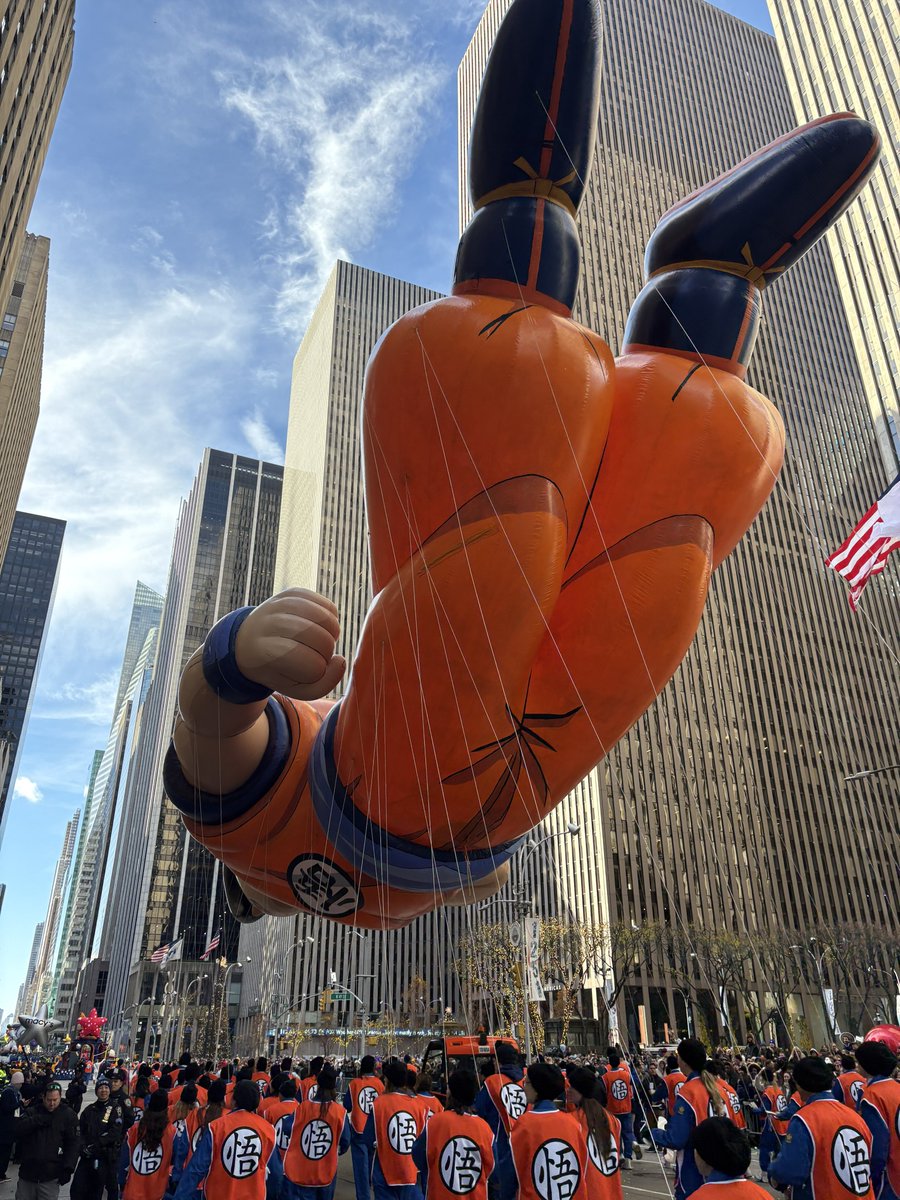 ToeiAnimation's tweet image. LIVE: Goku is now soaring through the streets of New York City in the 99th Macy&apos;s Parade! 

Snap a pic 📸, whether at home or in the Parade, and share this incredible moment with #ThanksGoku2025! Happy Thanksgiving everyone! 🐉🦃🎈🗽 

#DragonBall @macys #macysparade