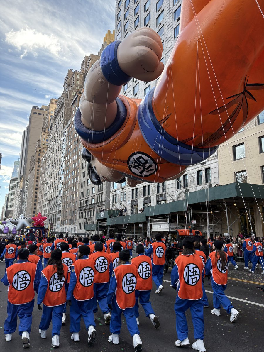 ToeiAnimation's tweet image. LIVE: Goku is now soaring through the streets of New York City in the 99th Macy&apos;s Parade! 

Snap a pic 📸, whether at home or in the Parade, and share this incredible moment with #ThanksGoku2025! Happy Thanksgiving everyone! 🐉🦃🎈🗽 

#DragonBall @macys #macysparade