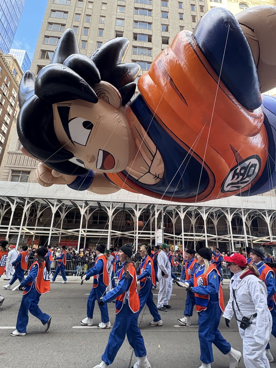 ToeiAnimation's tweet image. LIVE: Goku is now soaring through the streets of New York City in the 99th Macy&apos;s Parade! 

Snap a pic 📸, whether at home or in the Parade, and share this incredible moment with #ThanksGoku2025! Happy Thanksgiving everyone! 🐉🦃🎈🗽 

#DragonBall @macys #macysparade