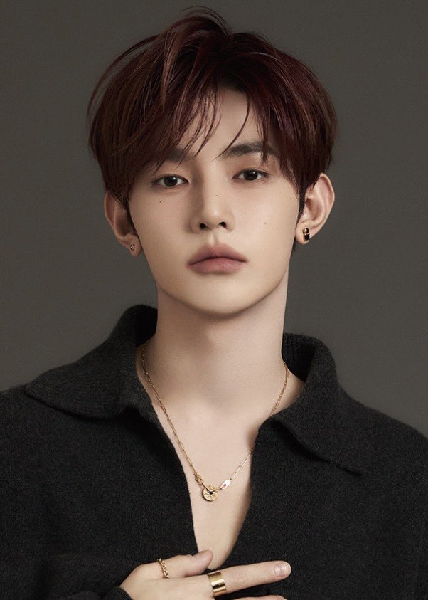 zzhangchive's tweet image. NuméroTOKYO 1・2월호 (의·오역 ⭕️) #장하오

💬 오늘 촬영 어떠셨나요?
🎻 멋진 비주얼로 완성되어서, 정말 기쁩니다. 직접 피어스를 코디네이션으로 고를 수 있었던 것도, 흔치 않은 경험이라 즐거웠습니다.

💬 하오 님은 본인의 럭키 컬러에 맞춰, SPEAR의 피어스도 그린색의 천연석을…