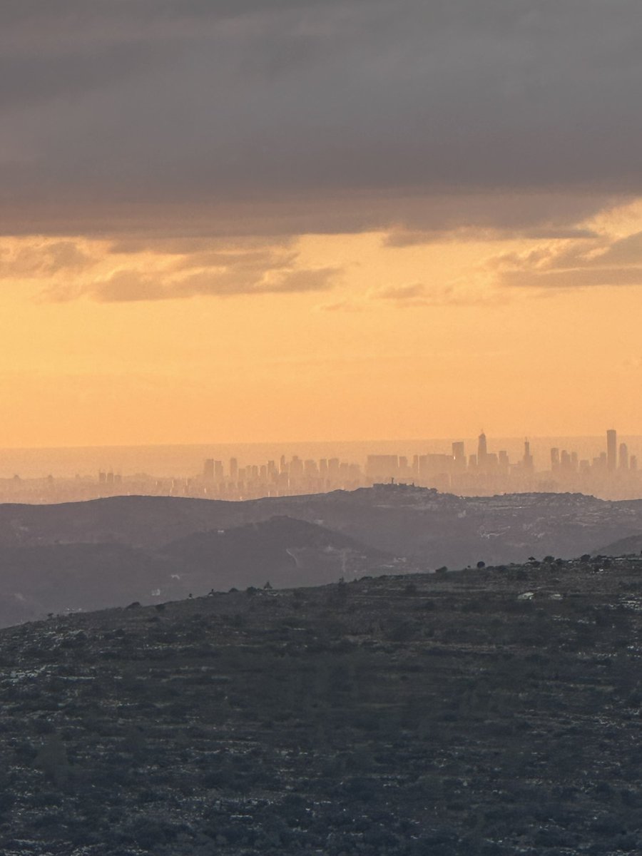 🇮🇱LifeintheHolyLand🇮🇱
🕍🦁⚔️✡️💙🤍📸

MakeAliyah✈️

Pic taken last night from my kitchen window in Shomron: the hills of Ma’ale Levona, with a view of the gorgeous city of Tel Aviv 🌆 and the Mediterranean Sea 🌊 

Am Yisrael Chai 🇮🇱
