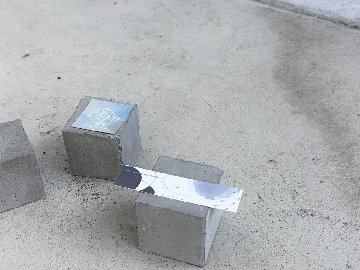 yakandokokai's tweet image. ステッカーかなり可愛いです
スマホケースに挟めるサイズ感です

ホログラムと、普通のステッカー
あまりにもご機嫌