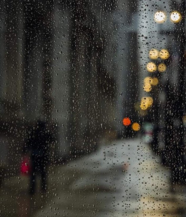 "Un día abres los ojos y te das cuenta que pocas personas cruzarían el mar para abrazarte si tienes frío.

Que las historias de amor perfecto solo existen en las canciones, que las personas cuentan mentiras y nos fallan muchas veces.

Que es más fácil perdonar que olvidar, y que