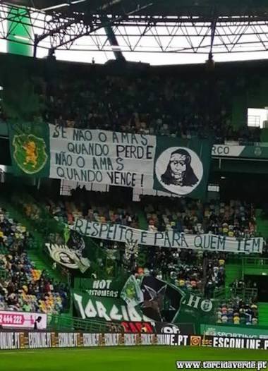 Quando olho para esta foto lembro-me do que era ir a Alvalade: faixas, panos, frases que nasciam das bancadas, um estádio vivo. Nós não somos um “cliente inglês” que compra um bilhete para consumir um produto. Somos um clube de associados, de gente que sente o Sporting todos os