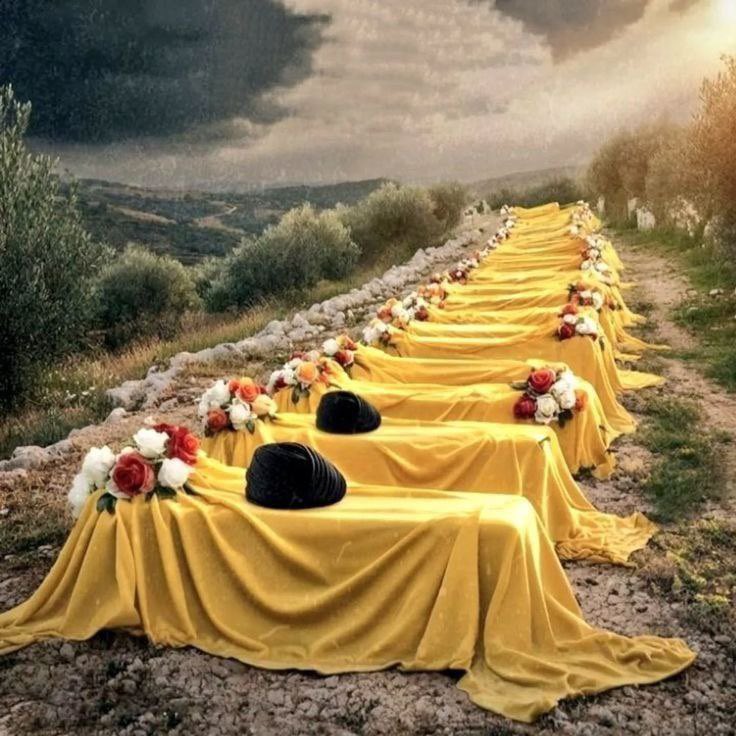 بدمائكم عدنا نحن للدار،
بدمائكم أخرجنا العدو الغدار
بتضحياتكم عدنا الى الجنوب،
وبتضحياتكم عدنا أحرار 💛

#عدنا