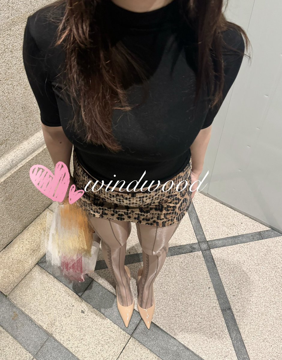 拍个照被旁边小哥哥盯了半天去，不如直接低头看更刺激。 

投 <a href="/SUOQV/">所长</a> <a href="/SUOSX/">空酱</a> <a href="/XSGCM/">刷锅</a> <a href="/SUOXV/">四条</a>