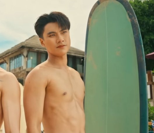 jaomu_ohmpieng's tweet image. ข้อดีของการฟิตหุ่นสม่ำเสมอบทเลือกนักแสดงจริงแล้วบทส่งให้เล่นเป็นตัวเองเลยเข้าทางพี่พระเอกเลย 😌🤭

OHM PAWAT MAGIC2026
#GMMTV2026
#ohmpawat @ohmpawatt 
#SurfNLove