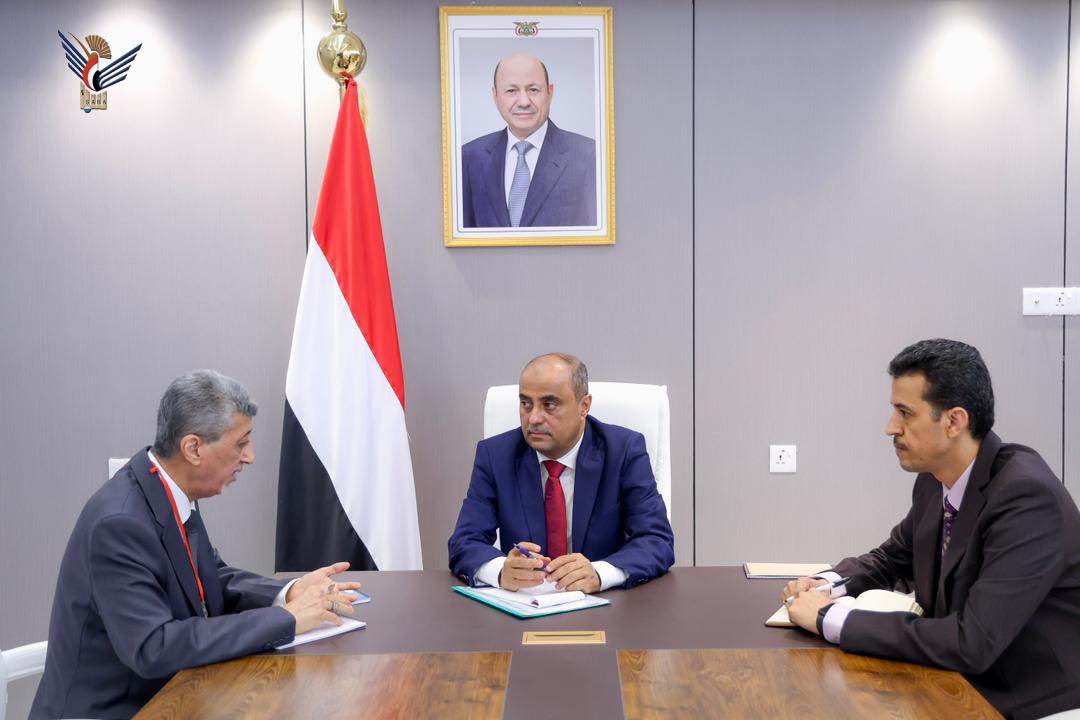 رئيس #مجلس_الوزراء <a href="/SalimBinBuriek/">سالم صالح بن بريك - Salim Saleh BinBuriek</a> يؤكد أن الحكومة تنظر إلى لقطاع الخاص الوطني باعتباره حجر الزاوية في عملية التعافي الاقتصادي، ومحركا رئيسيا للنمو والاستثمار، وحرصها المسؤول لتهيئة الظروف المناسبة لعمله.