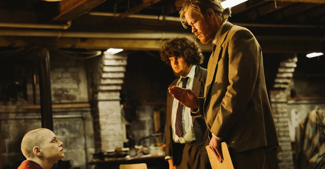 Neoadolfo's tweet image. Anoche vi Bugonia. Aunque no es la mejor del inventario de Lanthimos, a su modo lo ha vuelto a lograr 🎩