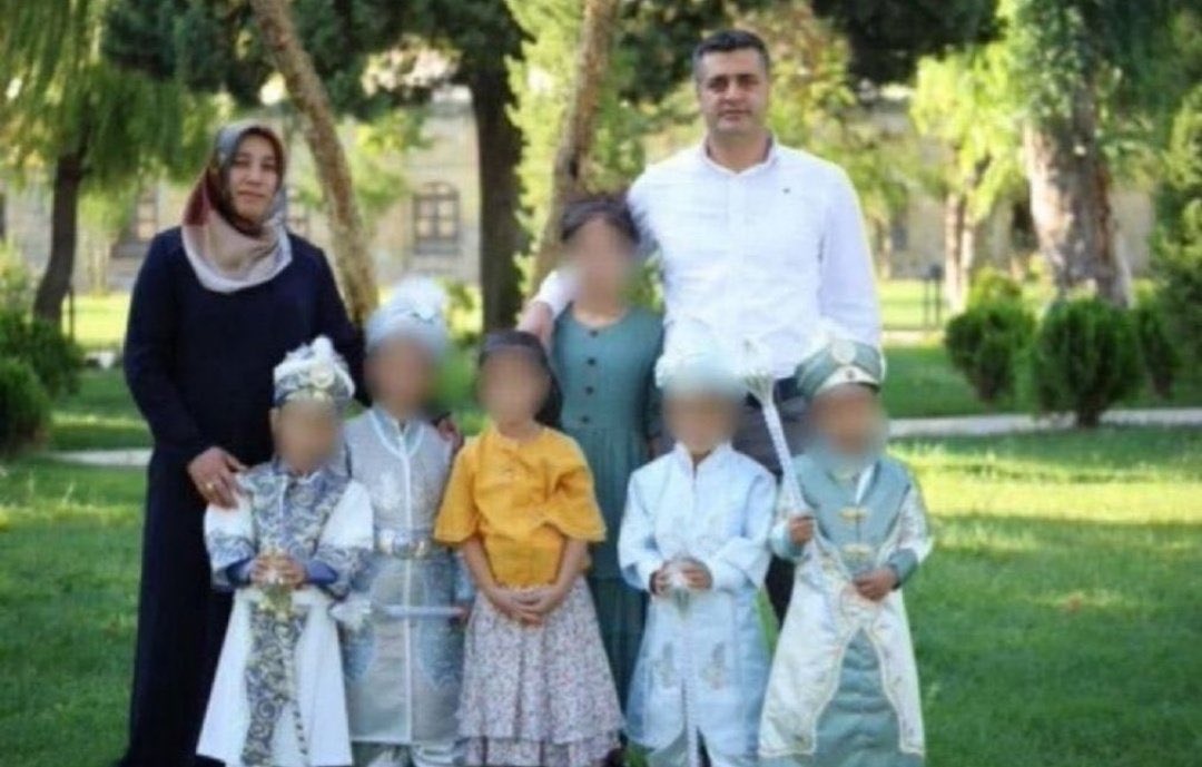 Nurcan ve Abdulkadir Arslan çifti, Eylül 2023’ten beri Elazığ Cezaevi’nde. 

6çocukları var, beşizlerden biri engelli, diğerleri de sağlık sorunlarıyla boğuşuyor. Anne babasız kalan bu çocuklar, anneanneleriyle hayata tutunmaya çalışıyor
#adalet
İnfazdaAyrım Olmaz
#KHKZulmüneSon