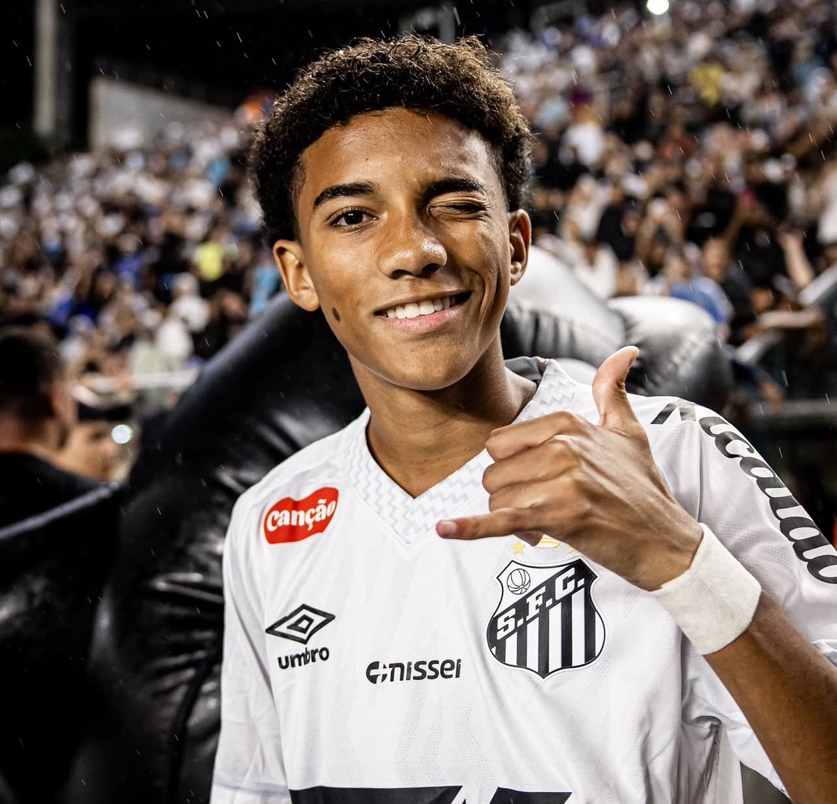 mufcMPB's tweet image. 🚨🚨🇧🇷 JUST IN!!

Manchester United are monitoring the situation of 17-year-old Santos talent Robinho Júnior! Santos sources don’t rule out a sale by the end of the year to help their financial situation. Multiple clubs are after him. #MUFC [@SullyTalkz, @lucasdsbarros]