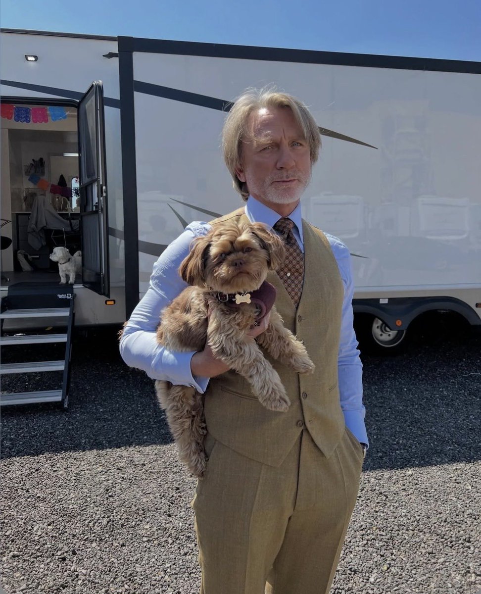 Daniel Craig on the set of ‘Wake Up Dead Man’ with Cinnamon. 

📸 by Kerry Washington