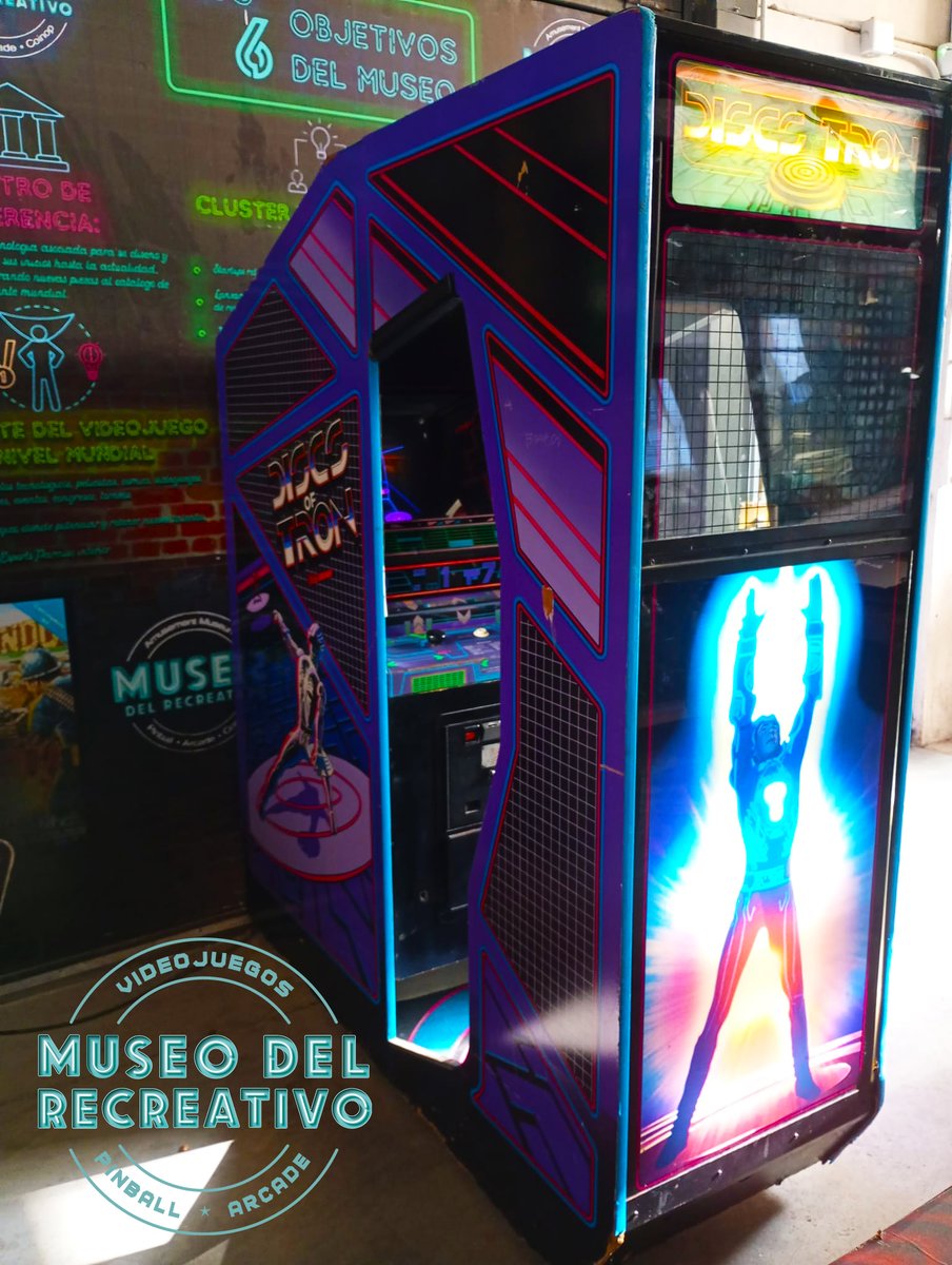 MuseoRecreativo's tweet image. 🎮 DISCS OF TRON - EL SANTO GRIAL DE LOS ARCADES 😱
Hoy queremos presentaros una de las joyas más espectaculares del #MuseodelRecreativo: #DiscsofTron (1983, #BallyMidway) , la máquina #arcade que encarna la magia y la innovación de los años 80.
 
Dentro hilo 👇🧵