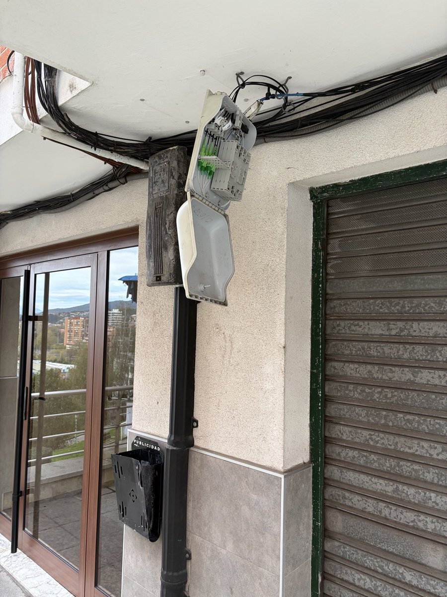 NegativoDigital's tweet photo. DIGI cuando pensáis arreglar esta caja que tenéis colgando
En la calle Segovia 8 de Basauri @digimobil_es https://t.co/n9TfC3VplE